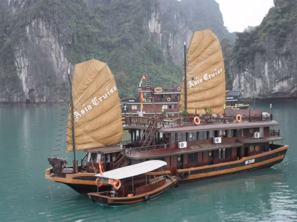 Màu sơn tàu du lịch đã đi vào tiềm thức của hàng triệu du khách, giờ sẽ có màu trắng