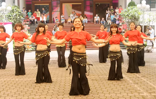 Trình diễn Belly dance tập thể lần đầu ở Hà Nội