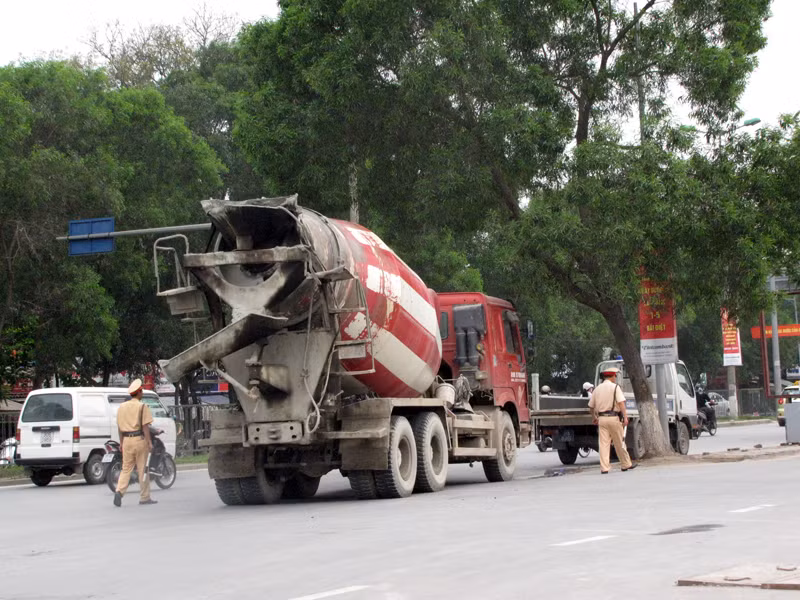 Tuy nhiên, không phải để dẹp bãi đỗ xe này mà để bắt các phương tiện khác vi phạm như xe bồn