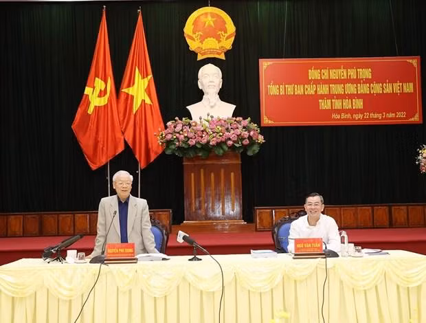 Tổng Bí thư Nguyễn Phú Trọng phát biểu chỉ đạo tại buổi làm việc với Ban Thường vụ và lãnh đạo tỉnh Hòa Bình. (Ảnh: Trí Dũng/TTXVN)
