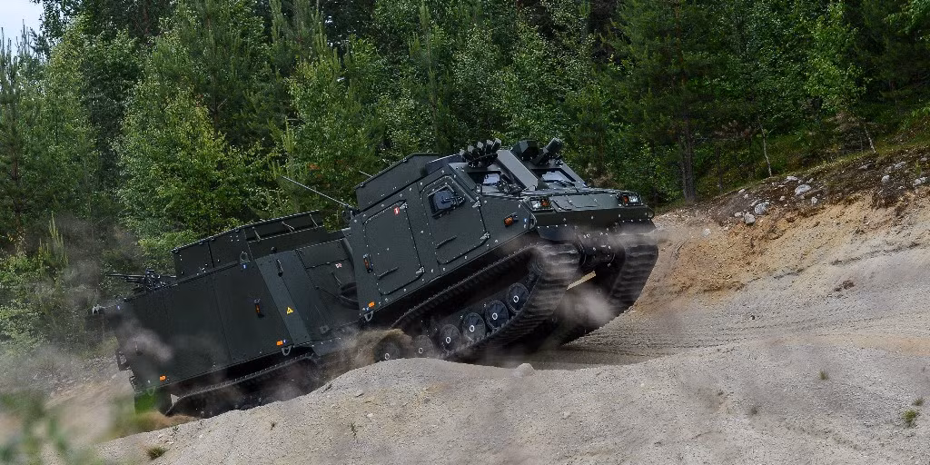 Không chỉ di chuyển trong tuyết, xe có thể hoạt động ở cả địa hình cát, đá... Ảnh: BAE Systems