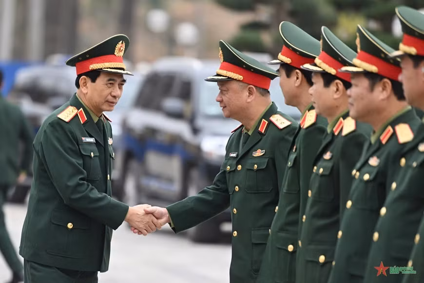 Lãnh đạo Quân khu 3 đón Đại tướng Phan Văn Giang. Ảnh: VIỆT TRUNG