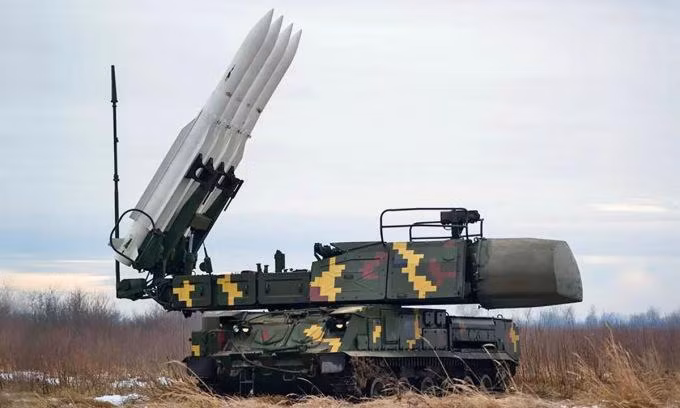 Xe chở đạn kiêm bệ phóng và radar thuộc hệ thống Buk-M1 của Ukraine. Ảnh: BQP Ukraine
