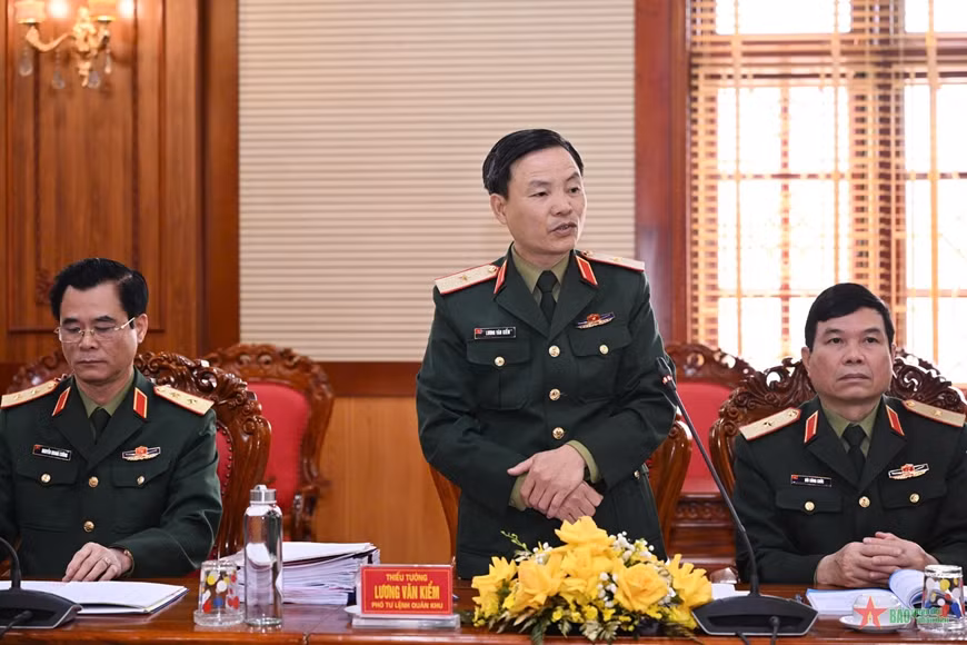 Thiếu tướng Lương Văn Kiểm phát biểu tại hội nghị. Ảnh: VIỆT TRUNG