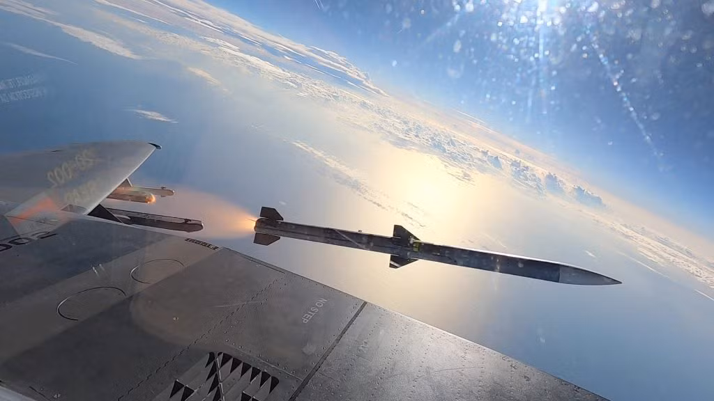 AIM-120 AMRAAM được phóng từ máy bay chiến đấu.