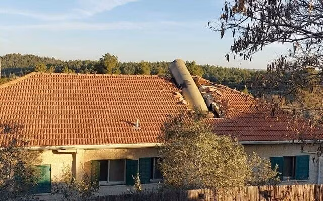 Mảnh vỡ tên lửa rơi xuống mái nhà dân ở Jerusalem. Ảnh: Times Of Israel