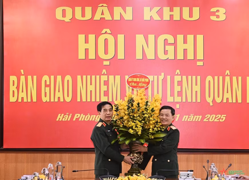 Đại tướng Phan Văn Giang chúc mừng Thiếu tướng Lương Văn Kiểm. Ảnh: VIỆT TRUNG