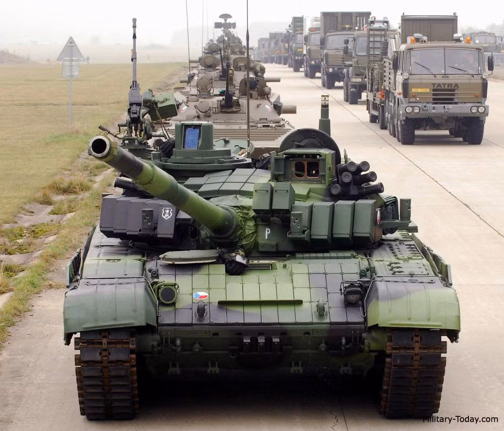 Vũ khí chính của T-72M4 là pháo nòng trơn 125 mm. Ảnh: military