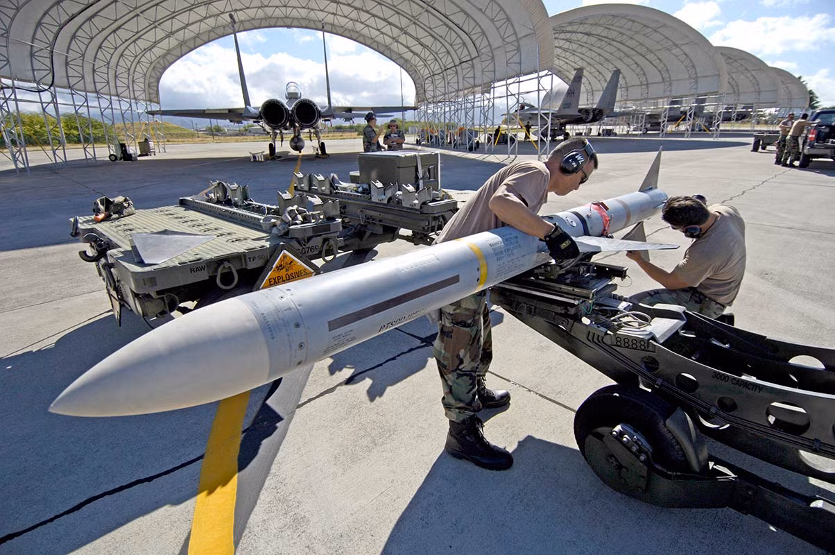 Tên lửa không đối không AIM-7 Sparrow.
