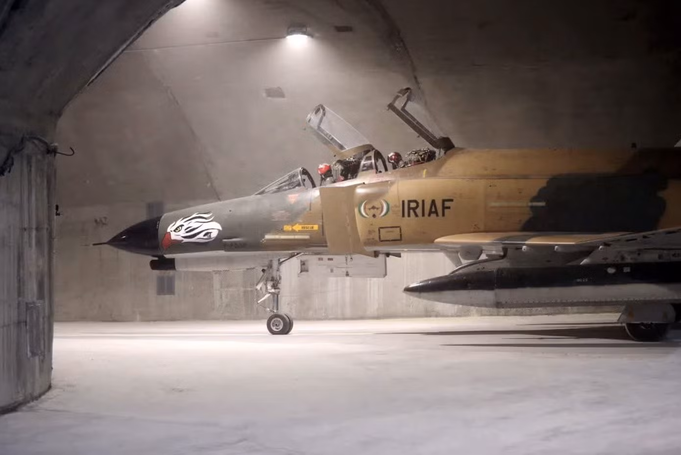 Máy bay chiến đấu F-4 Phantom của Iran bên trong căn cứ ngầm.