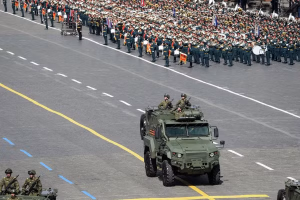 Xe bọc thép ZSA-UK LINZA (trái) và xe bọc thép BTR-82A (phải).