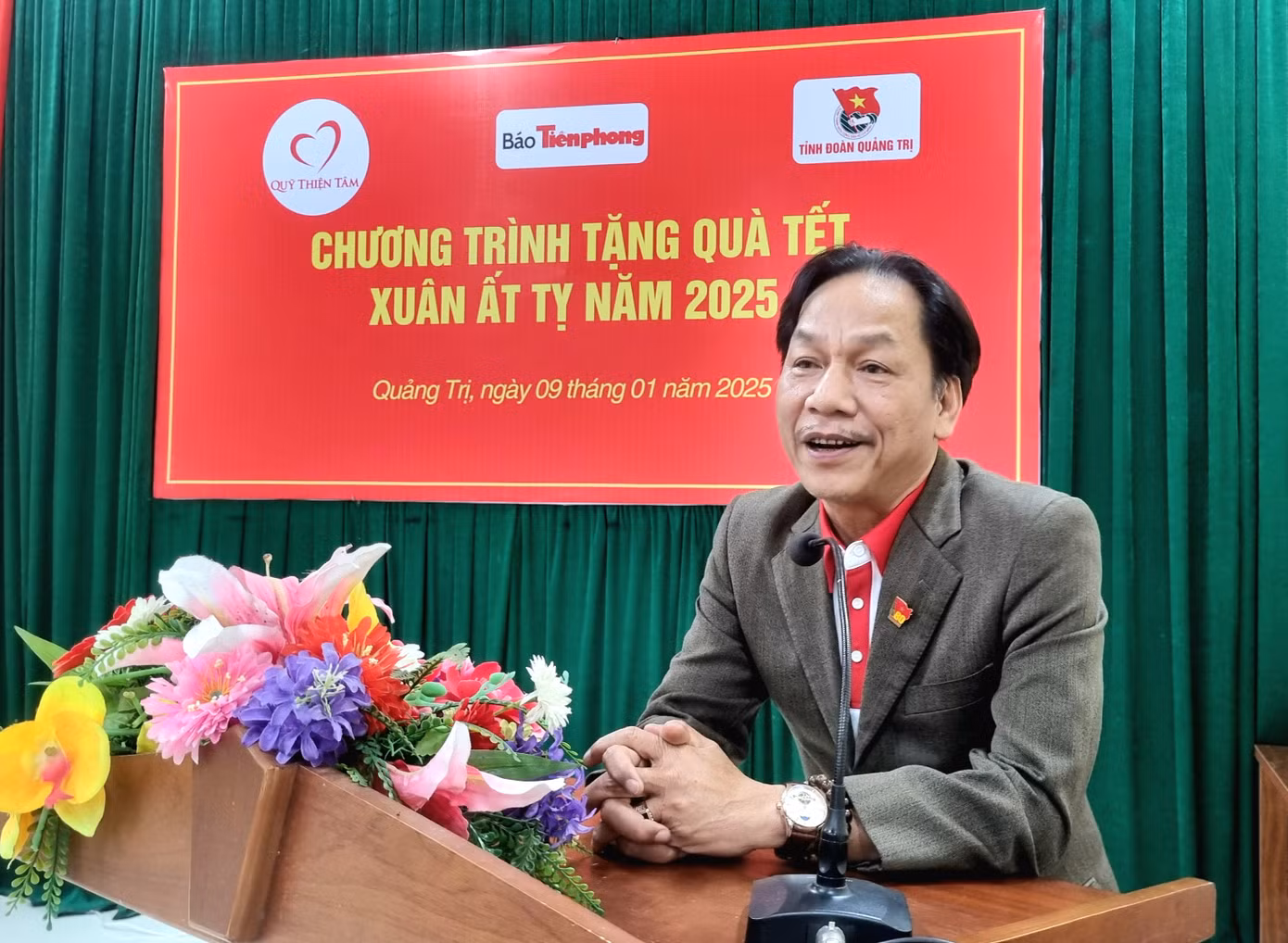 Nhà báo Lê Minh Toản phát biểu tại buổi trao quà Tết cho bà con nghèo huyện Triệu Phong.