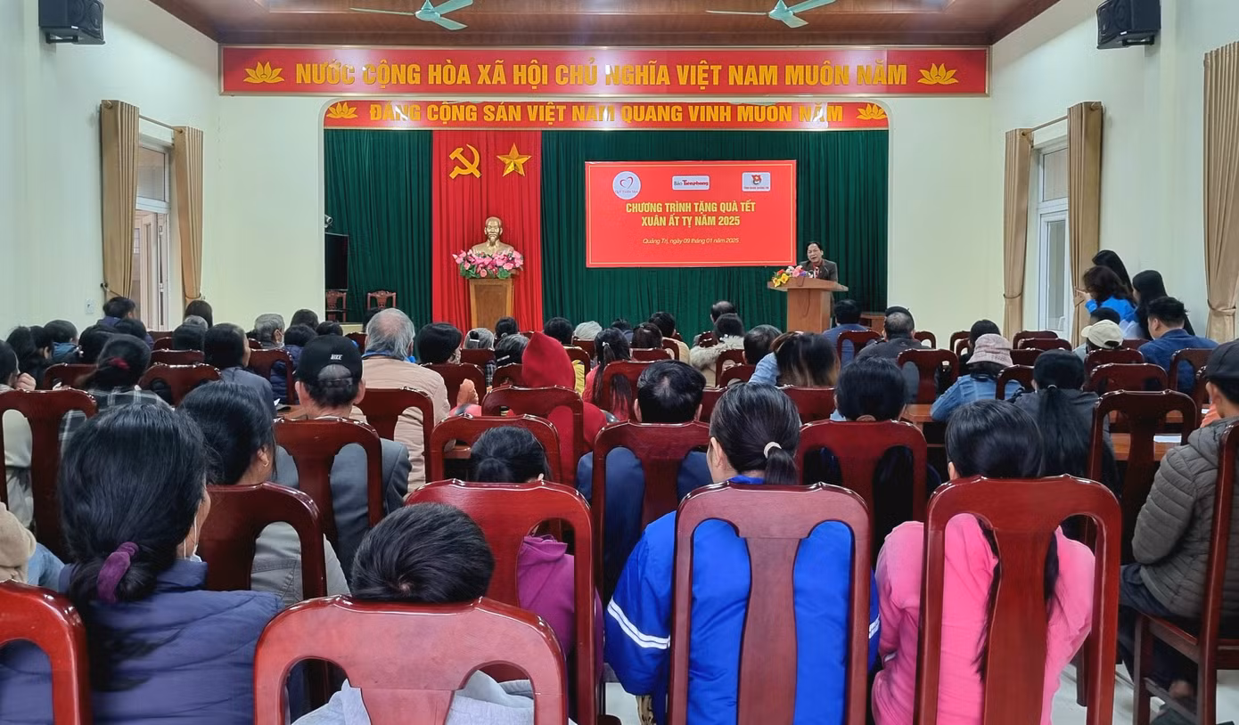 Toàn cảnh buổi trao quà cho người nghèo tại huyện Triệu Phong, tỉnh Quảng Trị.