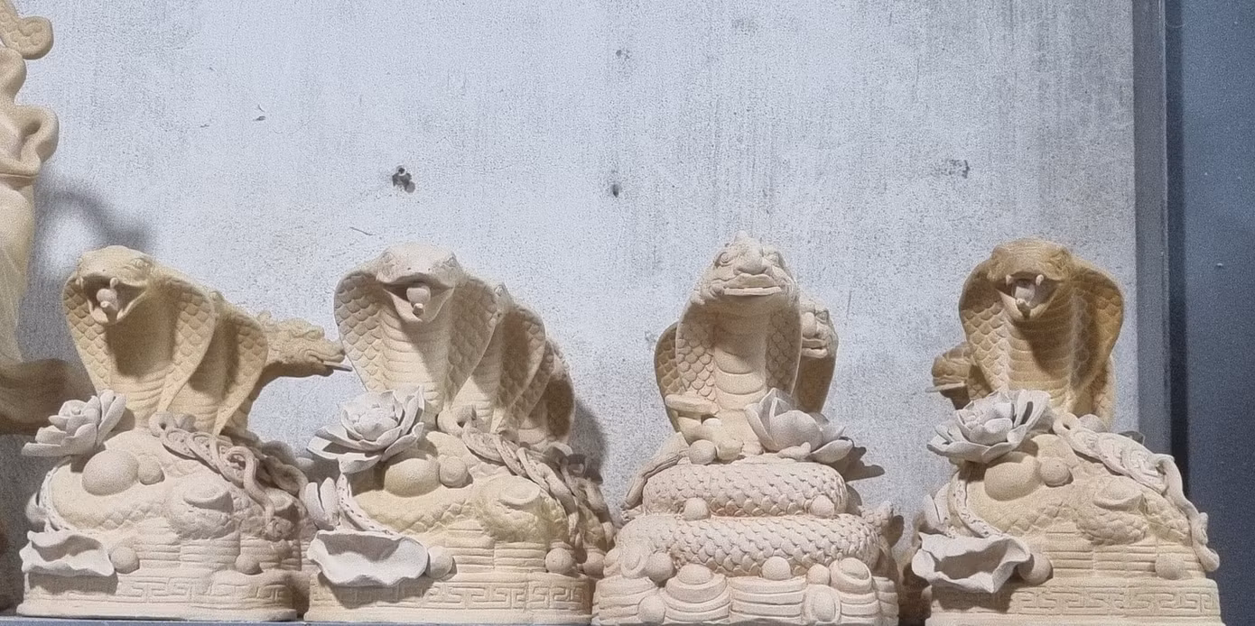 Các sản phẩm vừa được các thợ gốm hoàn thành.