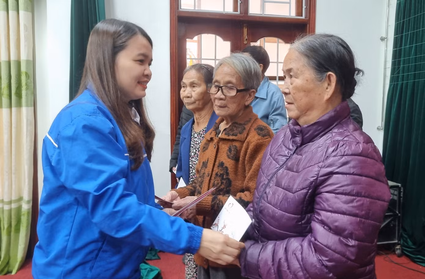 Chị Trần Thị Thu, Tỉnh ủy viên, Ủy viên Ban chấp hành Trung ương Đoàn, Bí thư Tỉnh Đoàn Quảng Trị trao quà Tết cho bà con nghèo