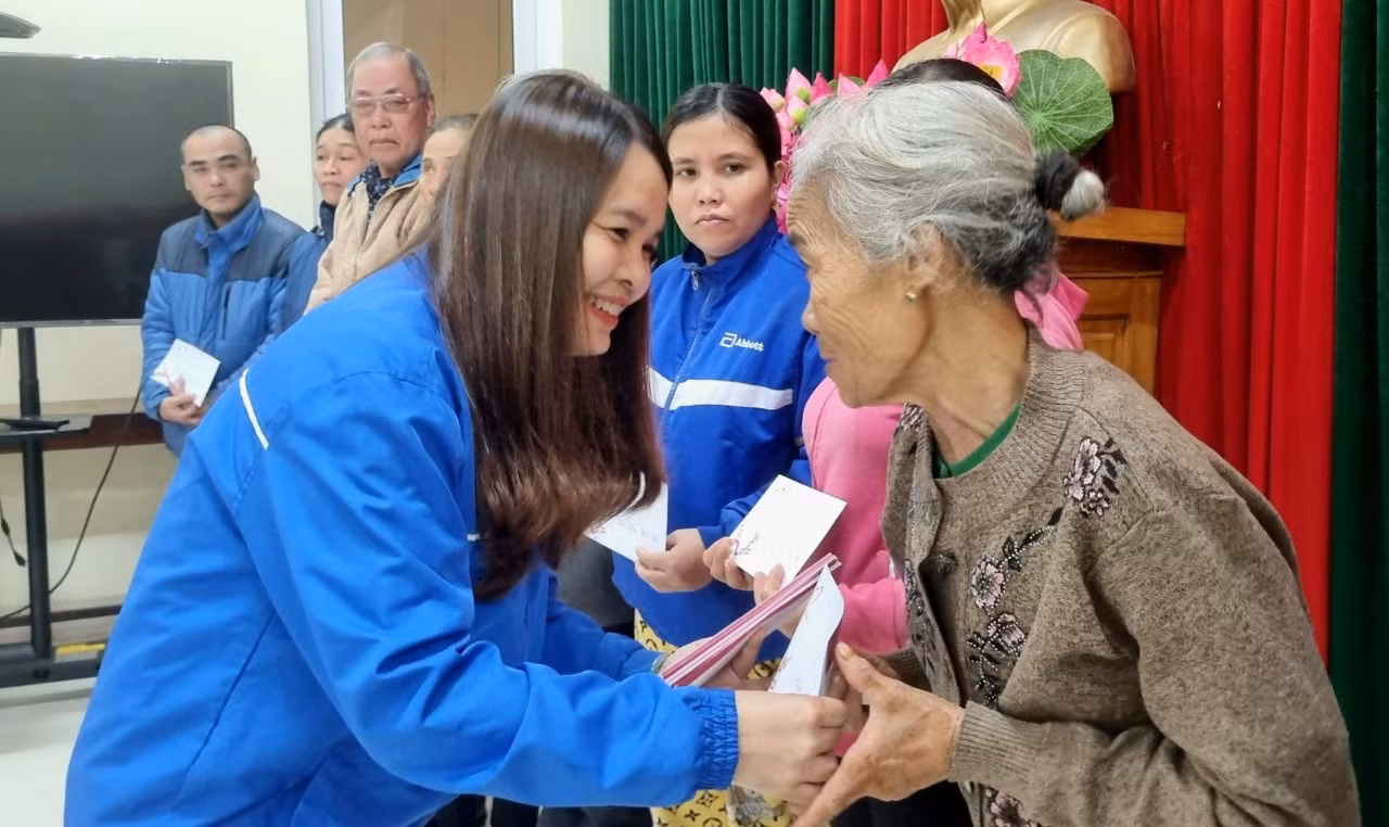 Chị Trần Thị Thu, Tỉnh ủy viên, Ủy viên Ban chấp hành Trung ương Đoàn, Bí thư Tỉnh Đoàn Quảng Trị trao quà Tết cho bà con nghèo