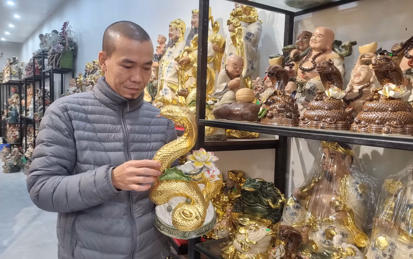 Anh Nguyễn Thùy Dương cho biết, năm nay sản phẩm linh vật rắn làm thủ công, được dát vàng có độ tinh xảo cao, nhưng giá thành chỉ 10 triệu đồng trở xuống.