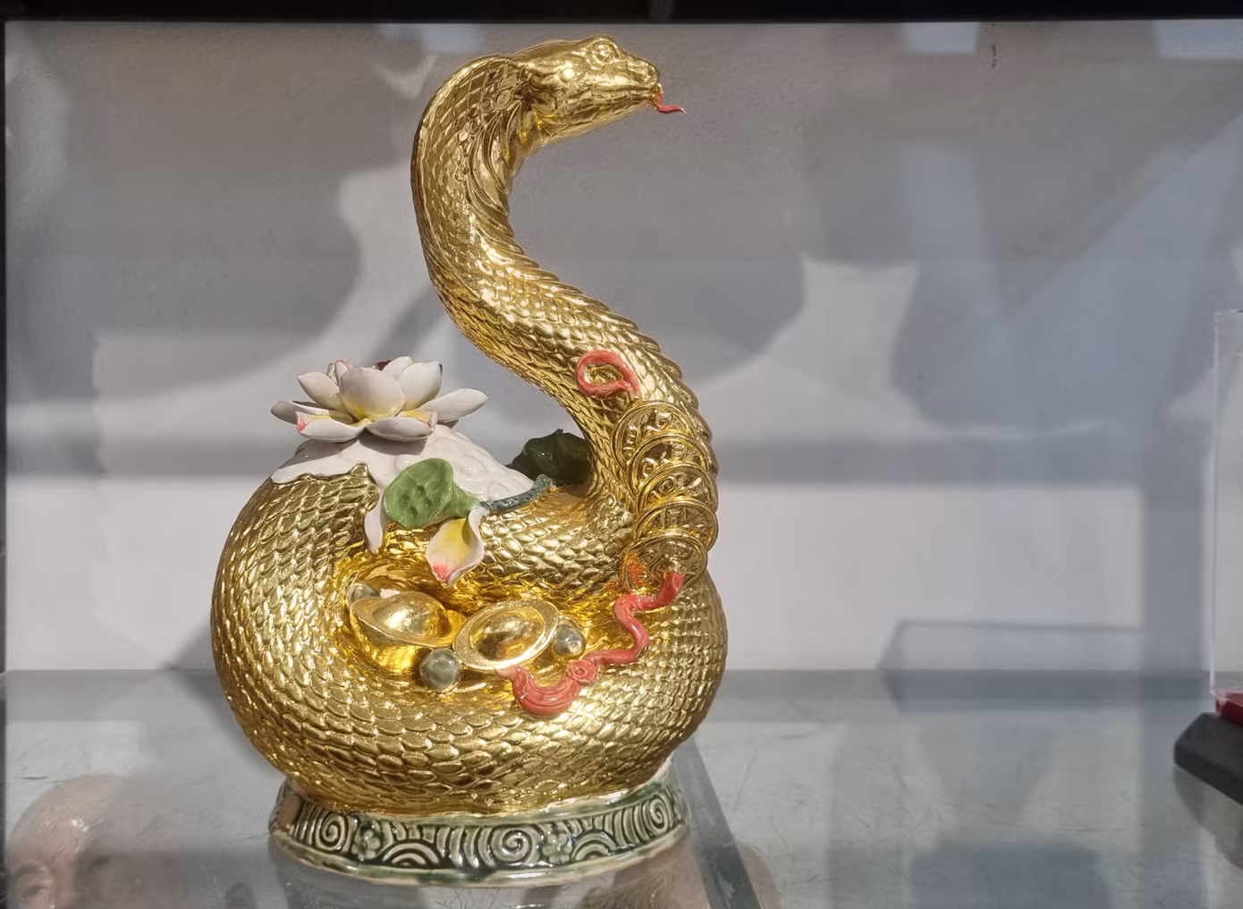 Linh vật rắn được mạ vàng 24k.