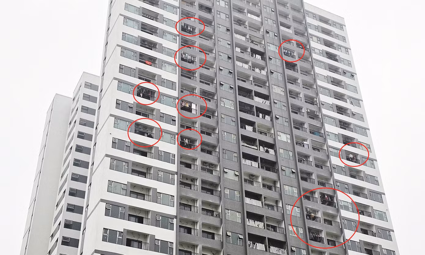 Nhiều căn hộ tại dự án Athena Complex Pháp Vân có dấu hiệu người dân đã dọn về ở (khoanh đỏ - PV), trong khi cơ quan chức năng chưa nghiệm thu chất lượng công trình đưa vào sử dụng, tiềm ẩn nguy cơ mất an toàn. Ảnh: Đình Phong.