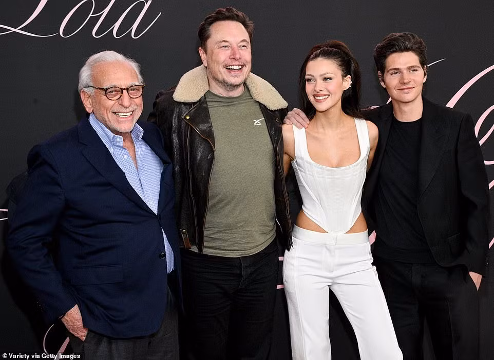 Nicola đứng chung khung hình với cha, tỷ phú Nelson Peltz, anh trai Will và khách mời đặc biệt, Elon Musk. Ảnh: Getty Images.