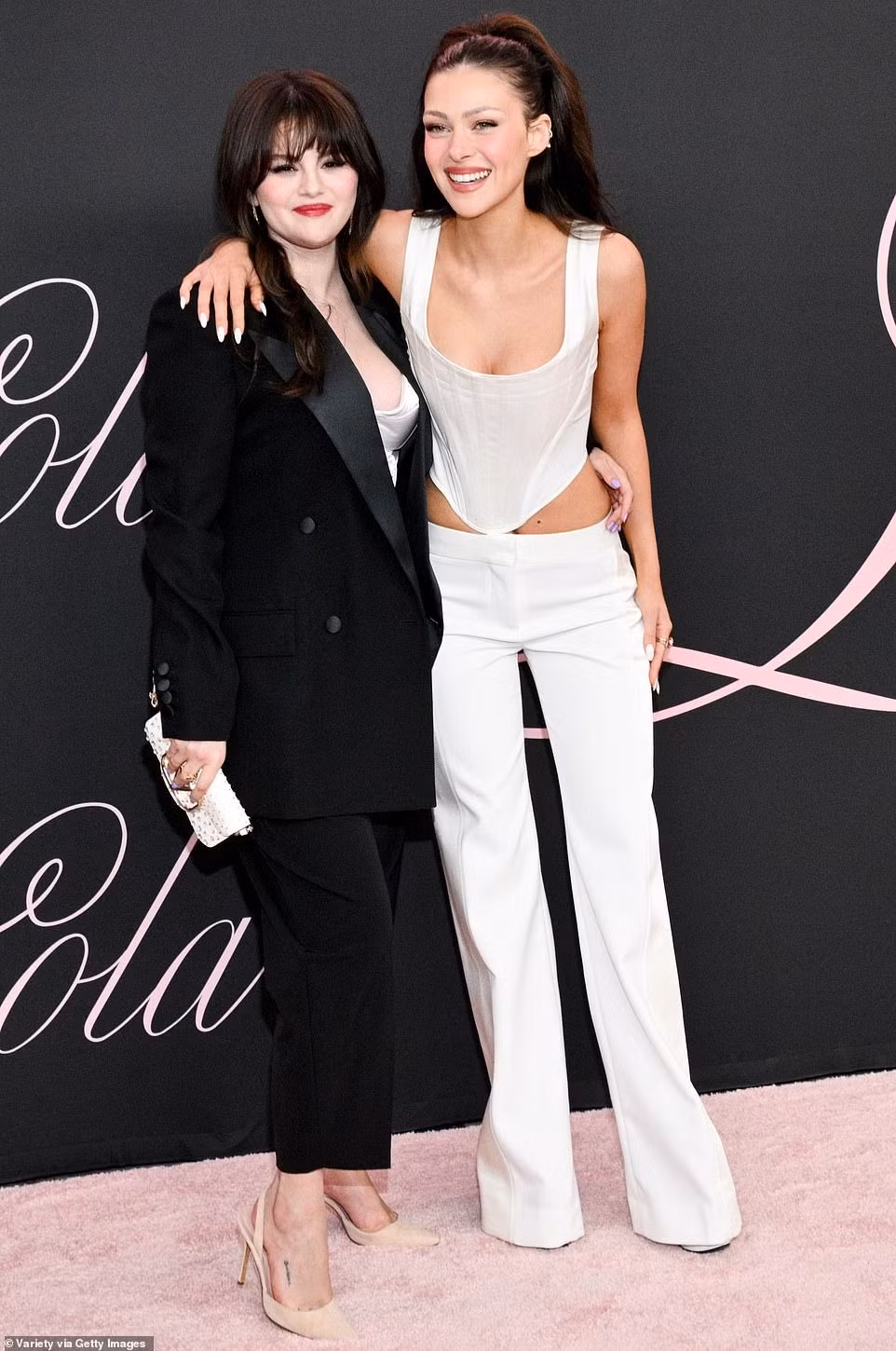 Cư dân mạng dành nhiều lời khen cho cựu ngôi sao Disney: "Yêu Selena. Trông cô ấy thật tuyệt vời", "Selena xinh đẹp", "Tóc của Selena trông thật đáng yêu", "Tôi thực sự thích diện mạo mới của Selena"... Selena Gomez bắt đầu thân thiết với Nicola và Brooklyn vào năm 2022. Thời điểm đó, cô vừa gây tranh cãi với tuyên bố chỉ chơi thân với Taylor Swift trong showbiz. Cô từng gọi mình và vợ chồng con trai cả nhà Beckham là “throuple”, từ chỉ mối quan hệ lãng mạn giữa 3 người. Ảnh: Getty Images/ Shutterstock.