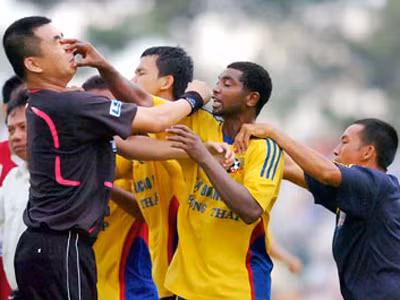 Cầu thủ ăn thua đủ với trọng tài tại một trận đấu ở V-League mùa giải 2009. Cầu thủ ăn thua đủ với trọng tài tại một trận đấu ở V-League mùa giải 2009