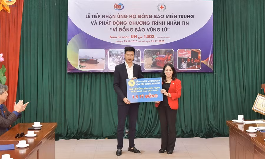 Đại diện tập đoàn MED GROUP trao 1,5 tỷ đồng tới Hội Chữ Thập đỏ Việt Nam ảnh 1