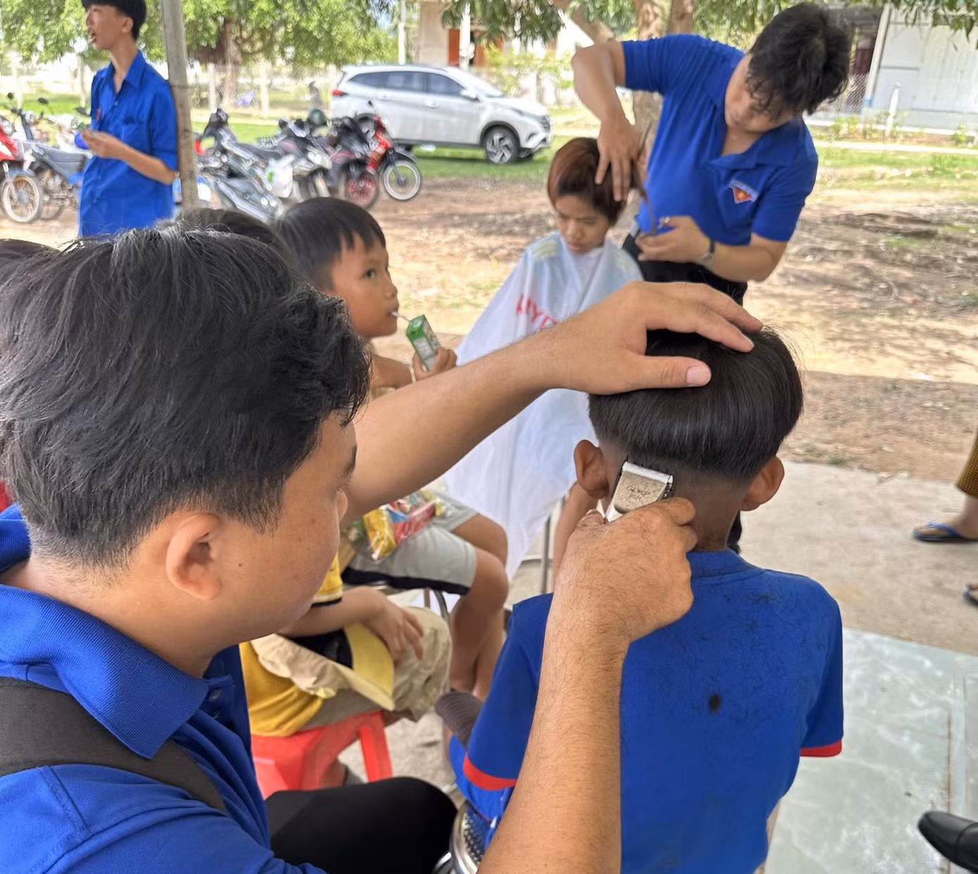Đoàn viên, thanh niên tổ chức cắt tóc miễn phí cho trẻ em tại tỉnh Bình Thuận.