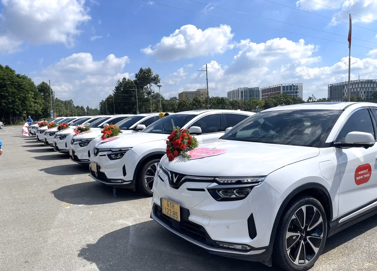 10 chiếc xe hoa được bố trí chở chú rể, cô dâu đi chụp ảnh nhiều nơi ở Bình Dương trước khi đến tiệc cưới