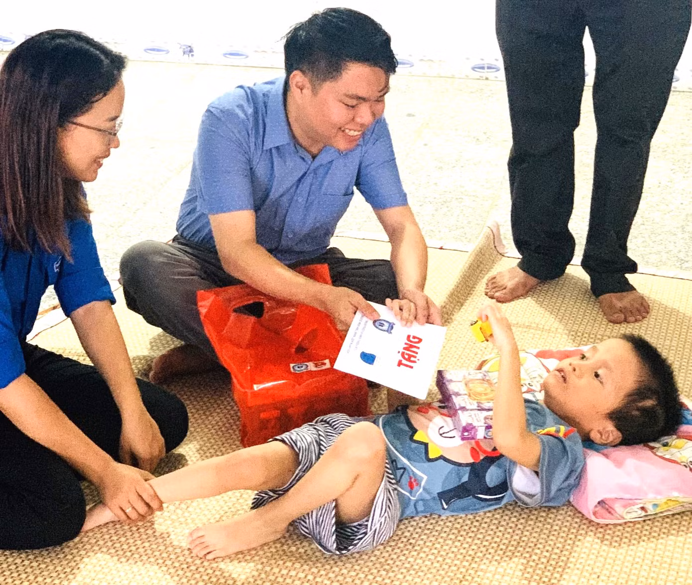 Tặng quà cho thiếu nhi khuyết tật tại thôn Suối Máu - thôn xen ghép đồng bào dân tộc thiểu số thuộc xã Tân Hà (huyện Hàm Tân, tỉnh Bình Thuận).