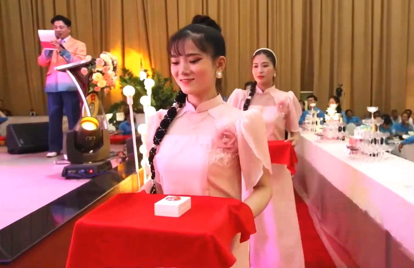 Các đôi vợ chồng được tặng trang sức và tiền mặt trong ngày vui
