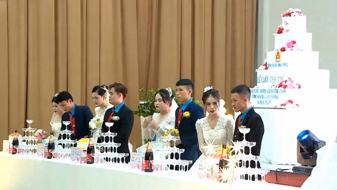 Cô dâu, chú rể thực hiện nghi thức rót rượu và cắt bánh kem