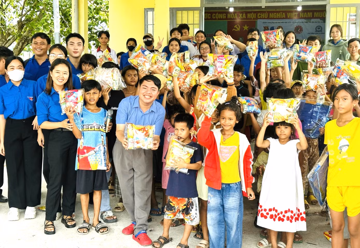 Tặng quà cho thiếu nhi có hoàn cảnh khó khăn tại tỉnh Bình Thuận.