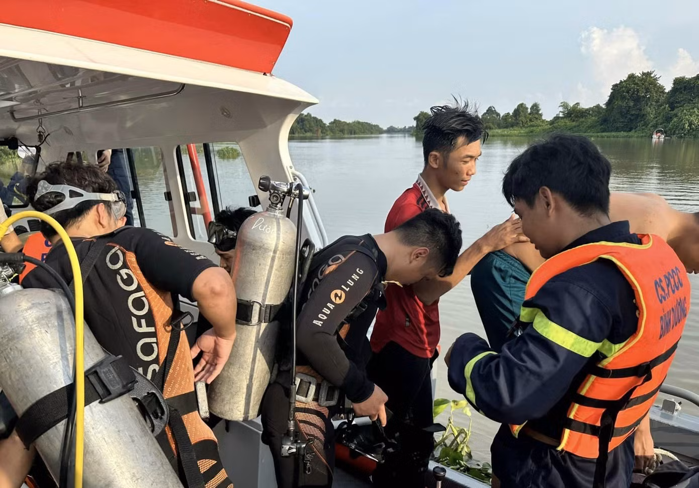 Người nhái được huy động đến tìm kiếm nạn nhân mất tích trên sông