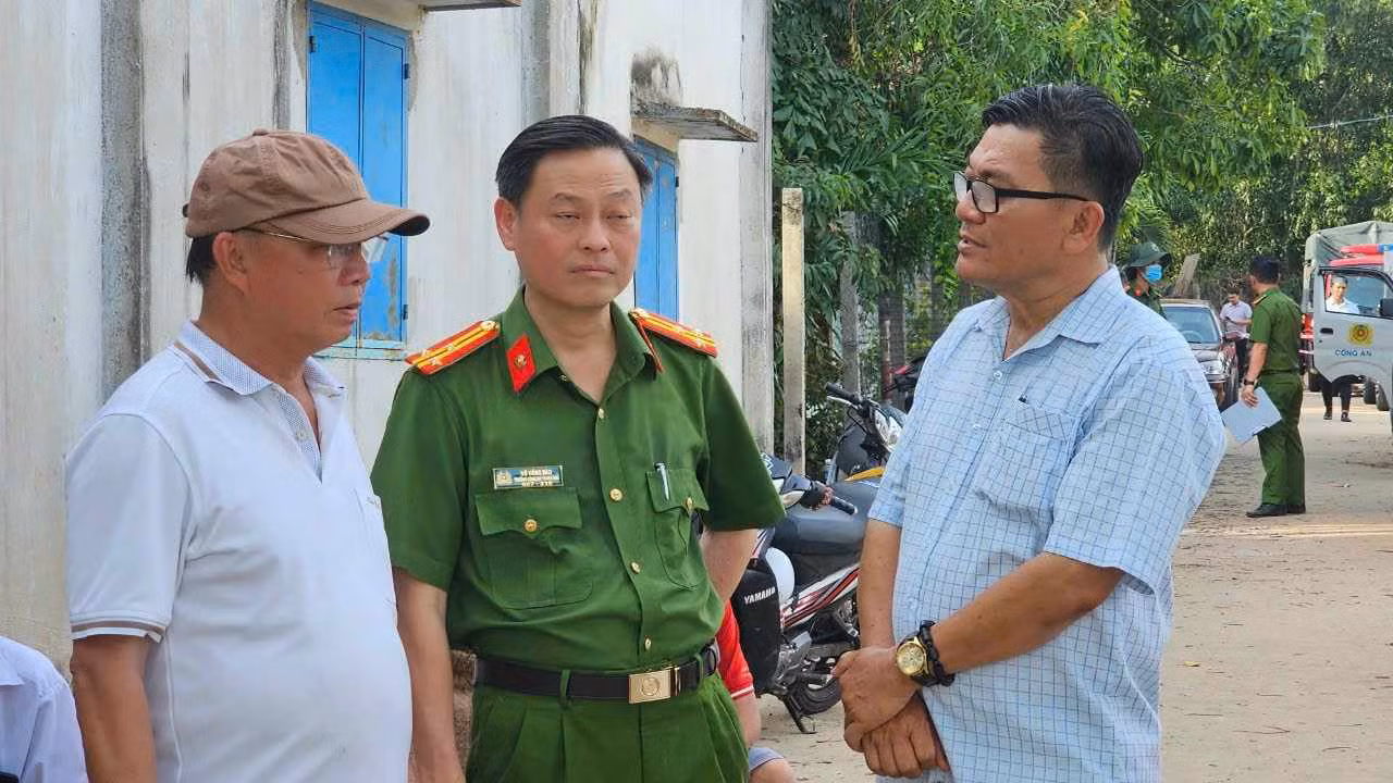 Đại tá Trần Văn Chính, Phó giám đốc Công an tỉnh Bình Dương (áo trắng, ngoài cùng bìa trái) đến hiện trường chỉ đạo lực lượng tìm kiếm nạn nhân