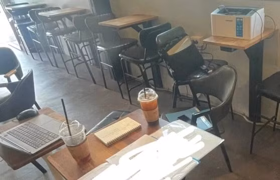 Câu chuyện khách hàng mang máy tính và máy in đến quán cà phê làm việc thu hút nhiều ý kiến trái chiều của dân mạng Hàn Quốc (Ảnh: Naver).