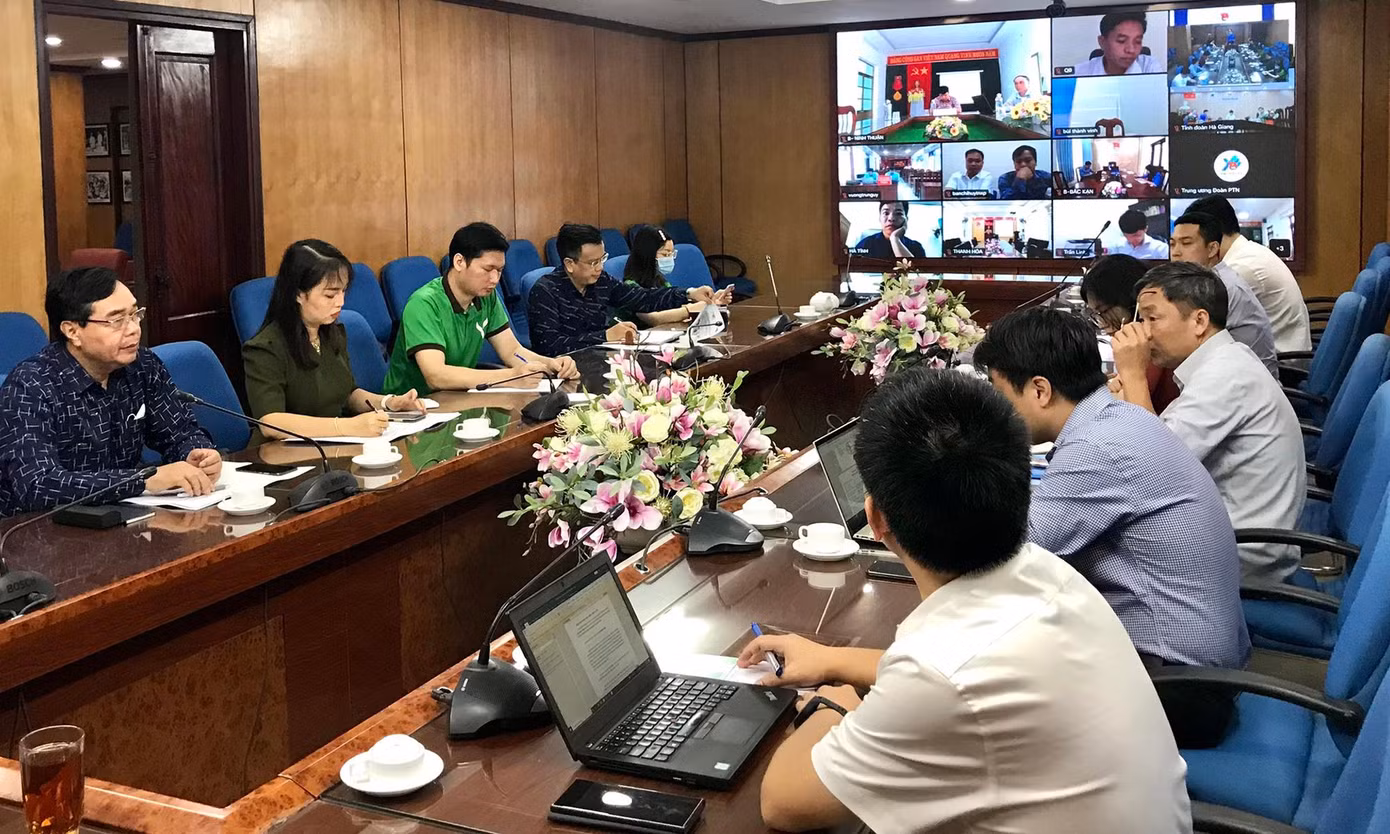 Chương trình làm việc trực tiếp kết hợp trực tuyến. Ảnh: Thanh Nga