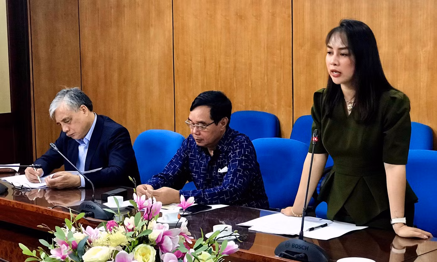 Bà Nguyễn Thị Diễm Hằng phát biểu ý kiến. Ảnh: Thanh Nga