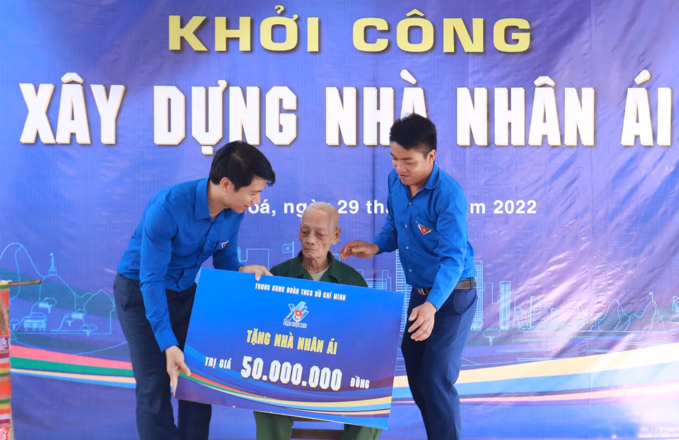 Anh Nguyễn Ngọc Lương trao biển công trình tới ông Hà Công Ích. Ảnh: Như Ý