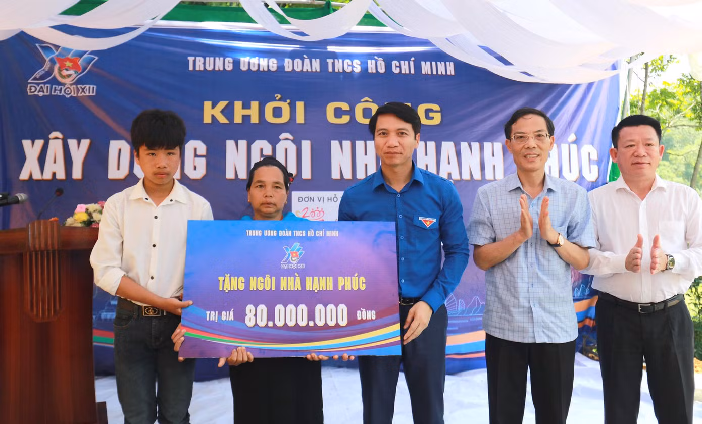 Anh Nguyễn Ngọc Lương trao tặng biển ngôi nhà hạnh phúc em Hà Văn Việt. Ảnh: Như Ý