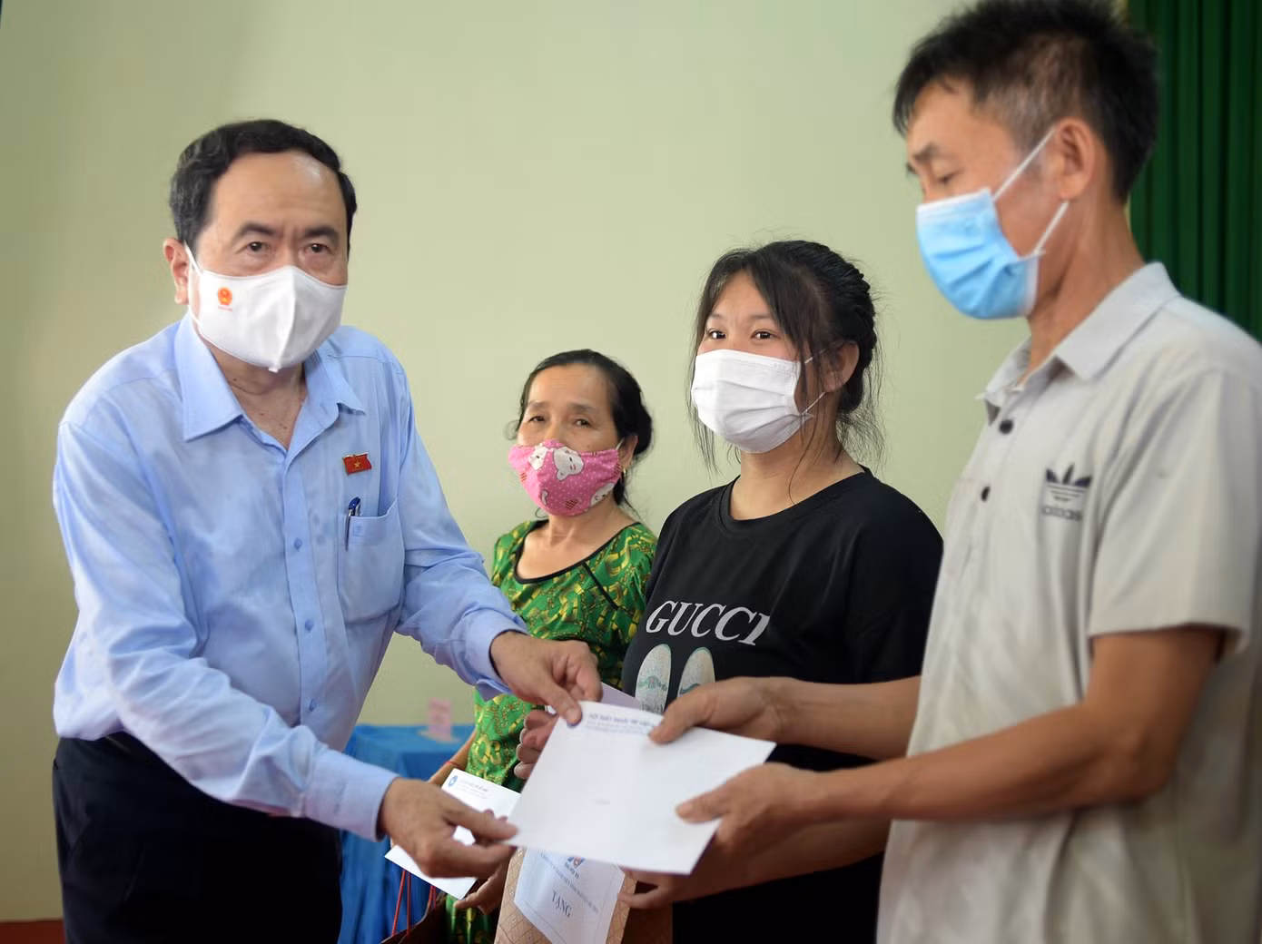 Ông Trần Thanh Mẫn tặng quà các hộ gia đình dân tộc thiểu số có hoàn cảnh khó khăn.