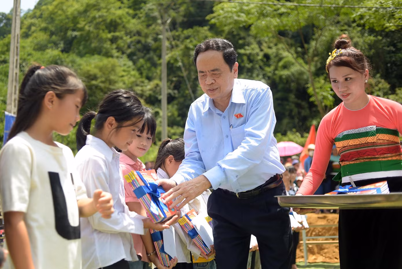 Ông Trần Thanh Mẫn tặng học bổng cho các học sinh dân tộc thiểu số có hoàn cảnh khó khăn