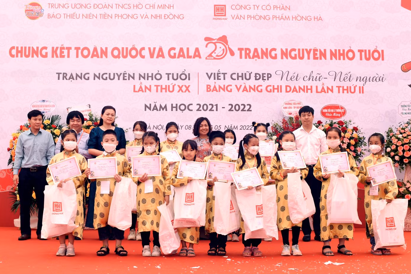 Các thí sinh đoạt giải Nhì Viết chữ đẹp "Nết chữ, nết người" toàn quốc năm học 2021 - 2022. Ảnh: Xuân Tùng