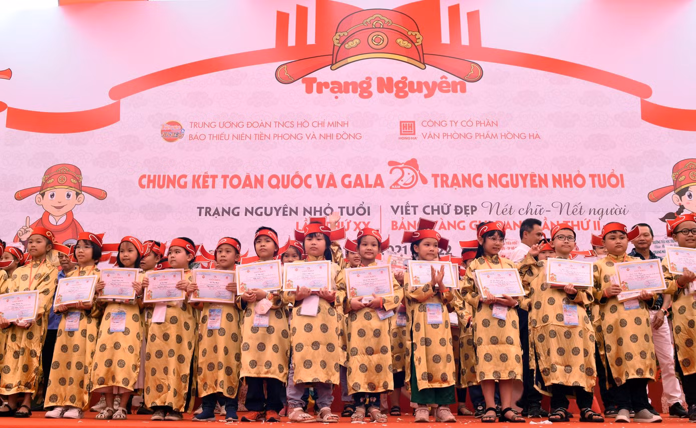 Các thí sinh nhận giải Trạng nguyên đồng đội của hội thi Trạng nguyên nhỏ tuổi lần thứ 20. Ảnh: Xuân Tùng