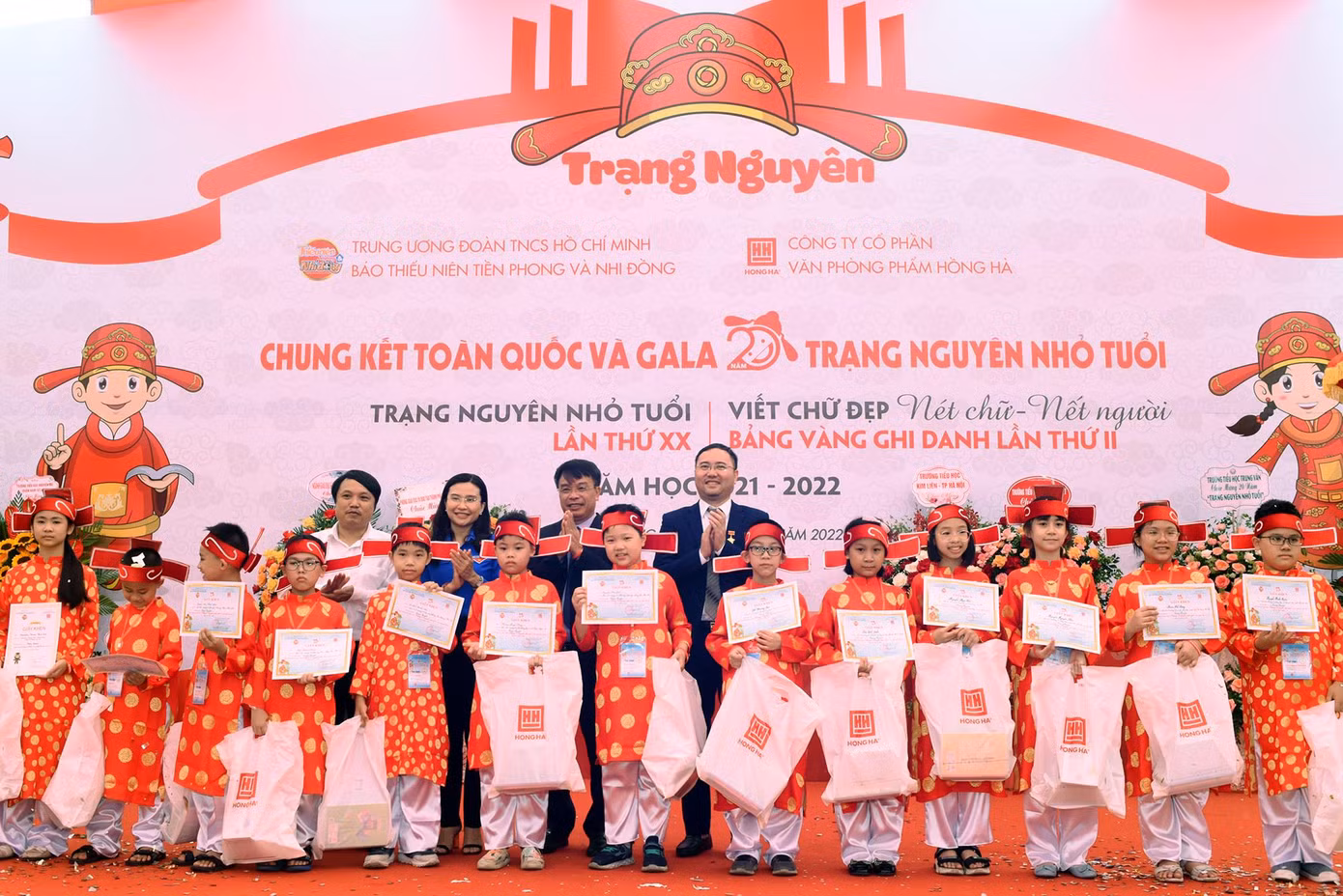 Bí thư T.Ư Đoàn, Chủ tịch Hội đồng Đội T.Ư Nguyễn Phạm Duy Trang và Tổng Biên tập Báo Thiếu niên tiền phong và nhi đồng Nguyễn Phan Khuê, cùng các đại biểu trao thưởng cho 18 thí sinh đoạt giải Trạng nguyên cá nhân. Ảnh: Xuân Tùng