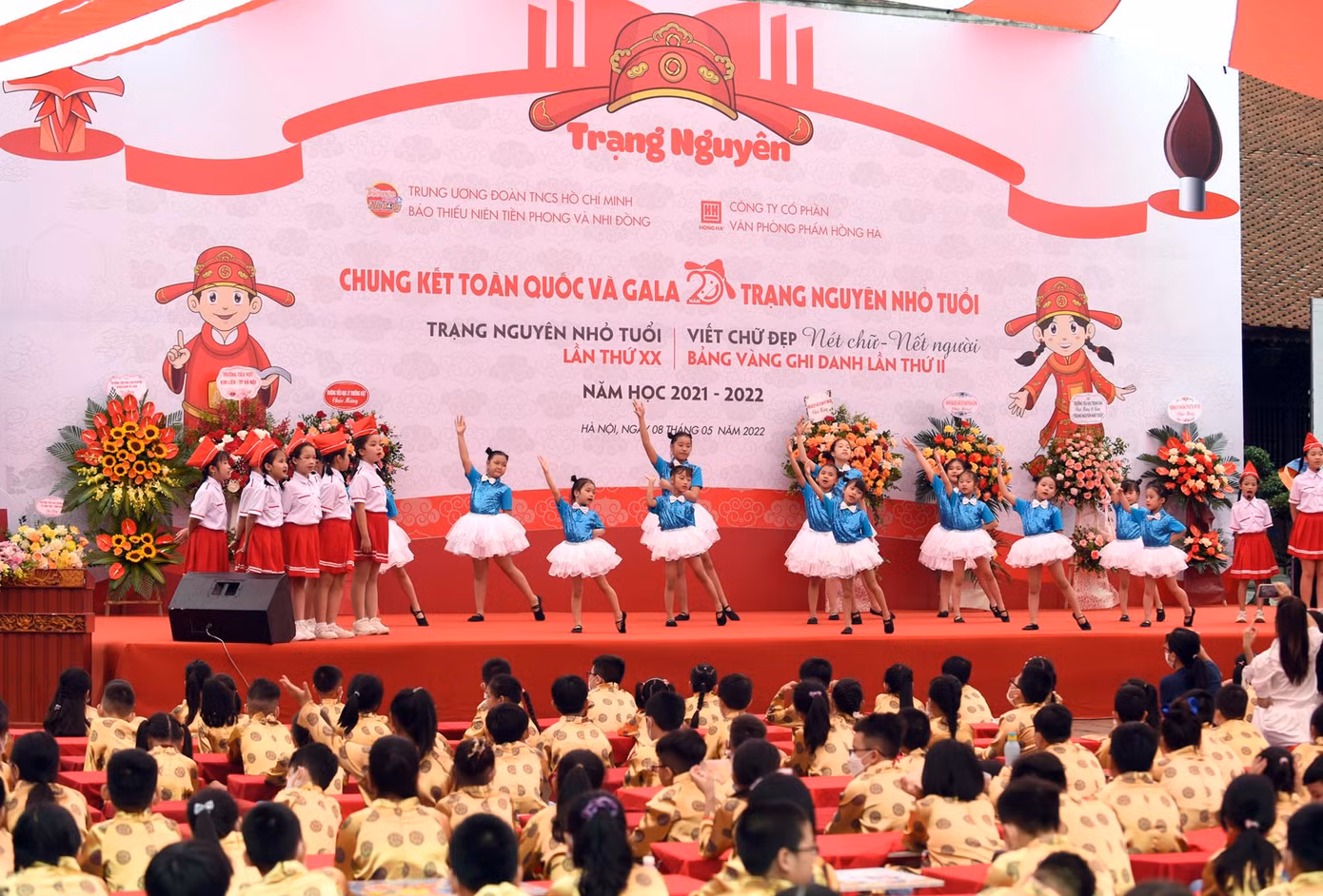 Văn nghệ chào mừng với chủ đề "Trạng nguyên nhỏ tuổi - 20 mùa hoa" mở đầu ngày hội. Ảnh: Xuân Tùng