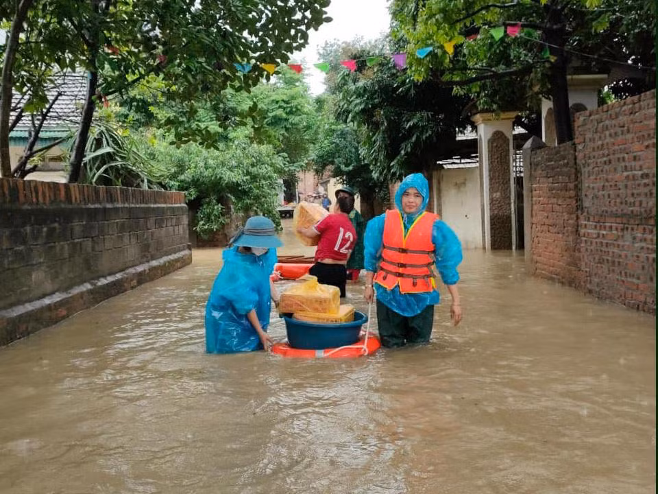 Đợt mưa lũ kéo dài những ngày qua khiến nhiều khu vực ở các tỉnh phía Bắc như Tuyên Quang, Vĩnh Phúc, Hòa Bình, Lạng Sơn... xảy ra ngập úng, lượng nước sông lên cao ảnh hưởng cuộc sống sinh hoạt và lao động sản xuất của người dân.