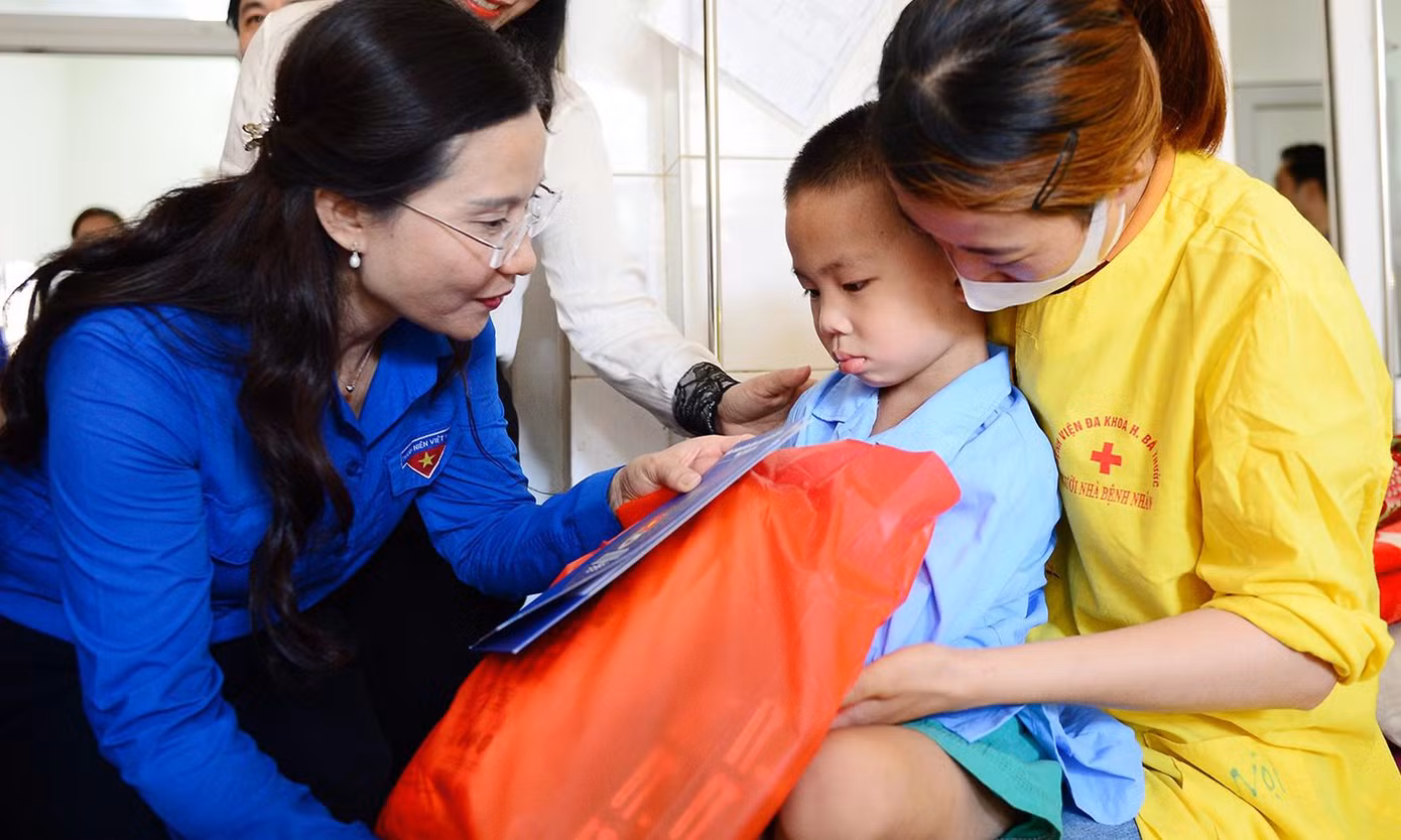 Đoàn cũng đến thăm, động viên các em nhỏ đang điều trị tại bệnh viện. Ảnh: Dương Triều
