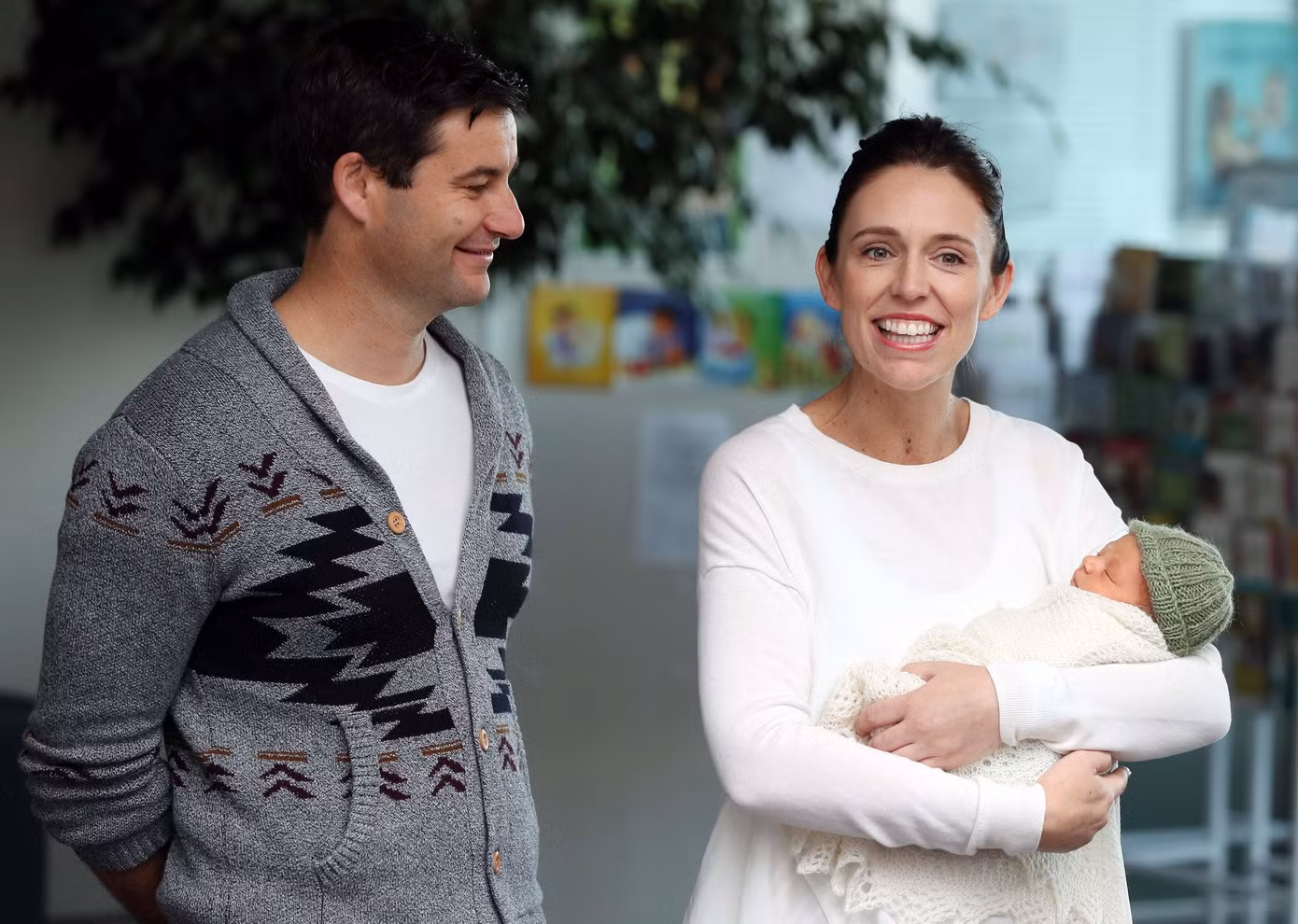 Bà Jacinda Ardern sinh con gái Neve Te Aroha năm 2018. Đứng bên cạnh là ông Clarke Gayford - bố em bé, bạn trai của bà Ardern. Ảnh: NYT.