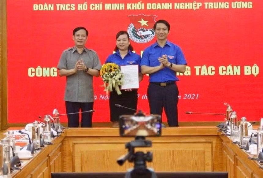 Chị Trần Thị Ngọc Quỳnh nhận quyết định Phó Bí thư Đoàn Khối Doanh nghiệp T.Ư khóa III, nhiệm kỳ 2017 - 2022.